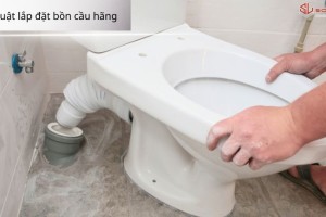 Kỹ Thuật Lắp Đặt Bồn Cầu TOTO, INAX và VIGLACERA: 3 Điểm Khác Biệt Cốt Lõi Về Tâm Xả, Gioăng Đệm và Khung Gác Cần Chú Ý