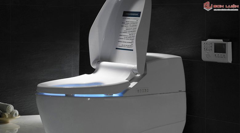 Bồn cầu thông minh tích hợp nắp rửa điện tử, thiết kế liền khối thẩm mỹ cao.