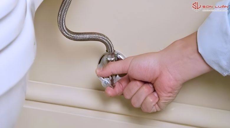 Dây cấp nước bồn cầu bị tắc nghẽn