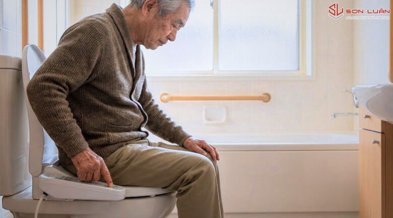 Người cao tuổi sử dụng nắp rửa điện tử