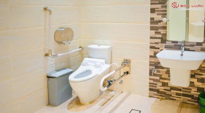 Nhà vệ sinh đã được lắp đặt các thiết bị hỗ trợ (bồn cầu cao, thanh bám) cho người cao tuổi và khuyết tật