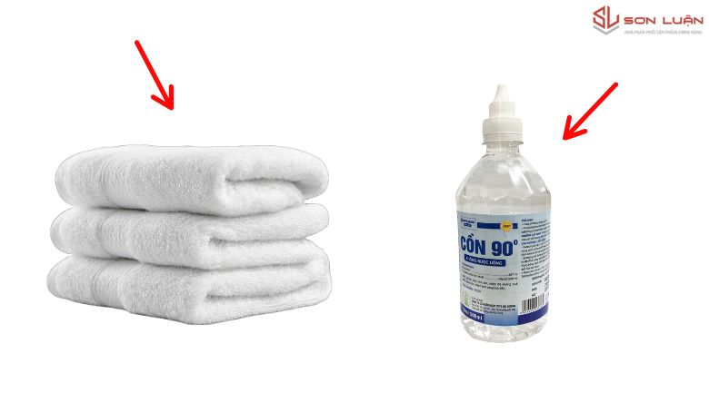 Vệ sinh bằng khăn mặt và cồn