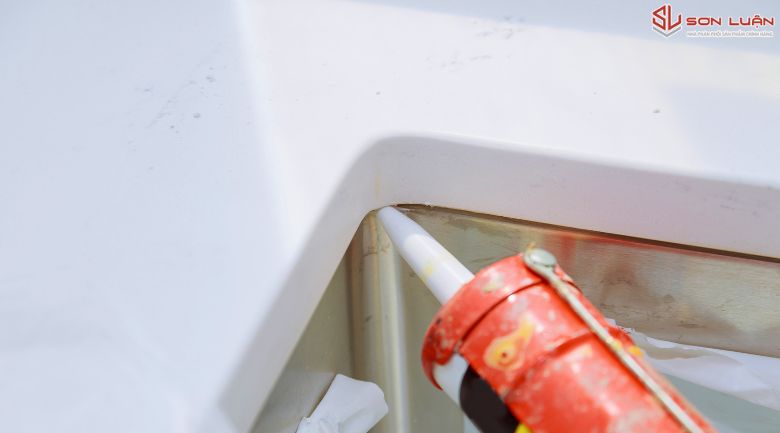 Bơm keo chống thấm chậu rửa bát
