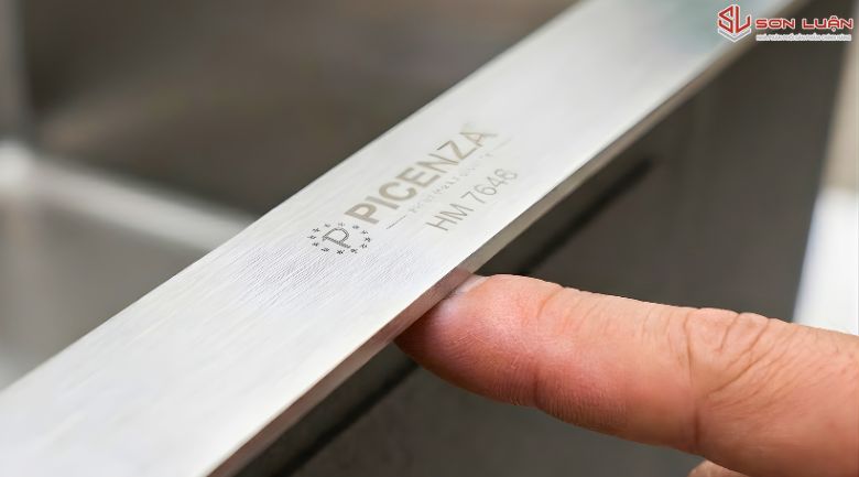Cận cảnh thành chậu Inox 304 dày 3mm của dòng Picenza Handmade.