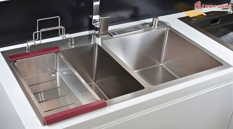 Chậu rửa bát 2 hố inox 304 bày bán tại Thiết bị vệ sinh Sơn Luận