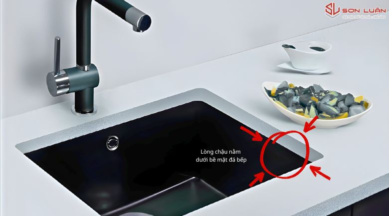 Hình ảnh thực tế chậu rửa bát Hafele kèm chú thích lòng chậu nằm dưới bàn đá bếp