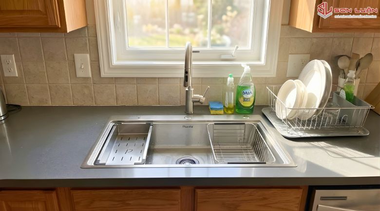 Chậu rửa bát Picenza Handmade Inox 304 lắp đặt âm bàn đá sang trọng.