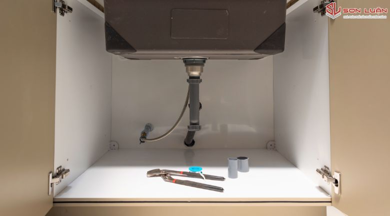 Hộp tủ bên dưới chậu rửa bát đã được lắp đặt, không gian rộng