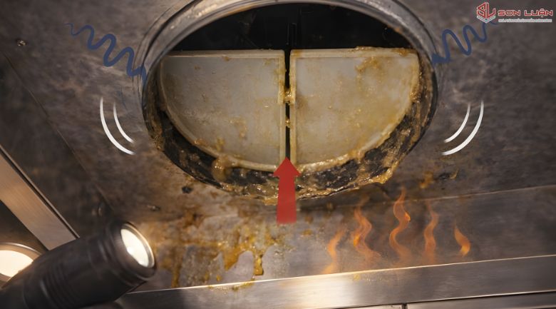 2 lá nhựa ( van 1 chiều ) của máy hút mùi bị kẹt do dầu mỡ bám vào