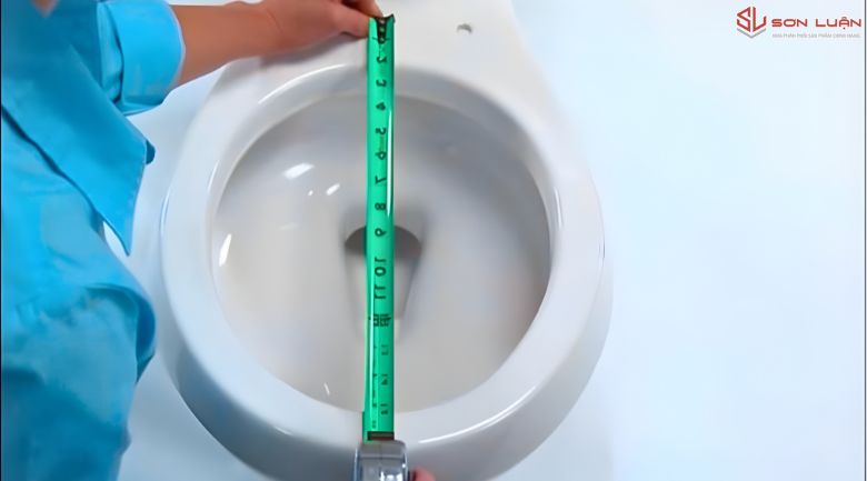 Thợ bên Thiết bị vệ sinh Sơn Luận đang đo bồn cầu