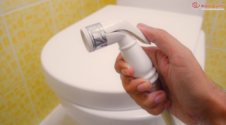 Vòi xịt cầm tay truyền thống cho bồn cầu, giải pháp cơ bản phổ biến tại Việt Nam.