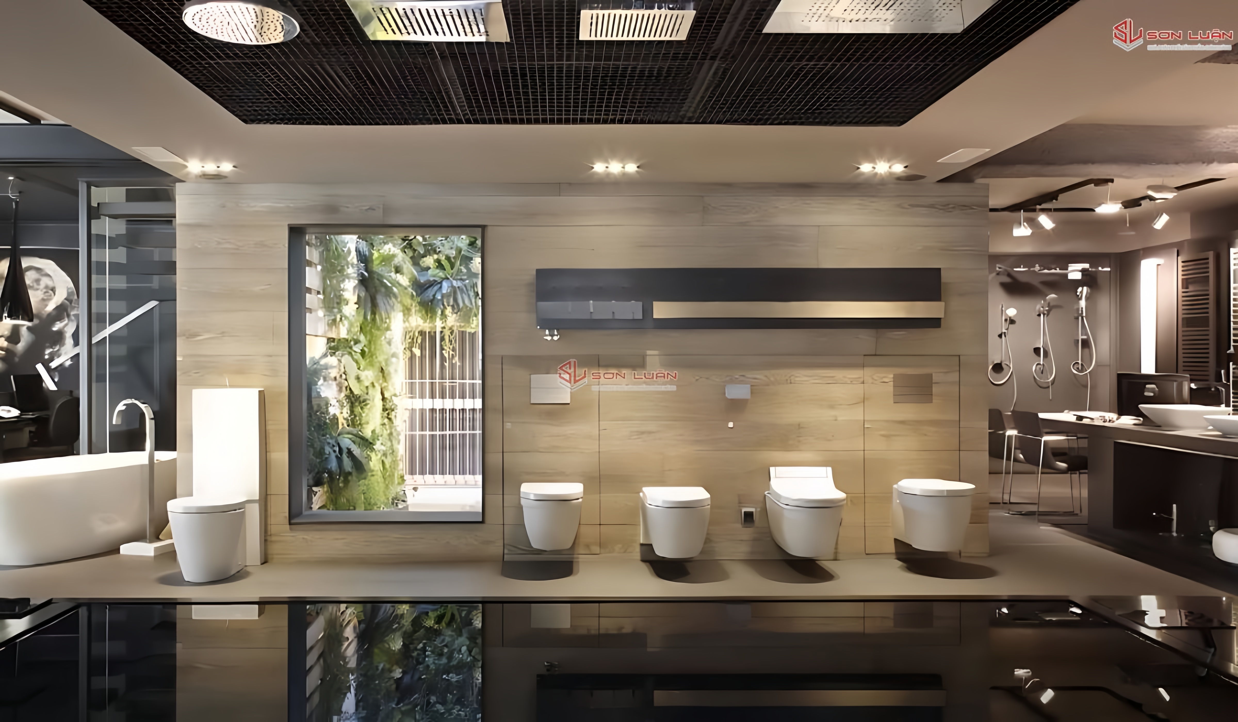 Mẫu bồn cầu hiện đại và thiết bị vệ sinh cao cấp tại showroom Sơn Luận. Trưng bày đa dạng sản phẩm cho phòng tắm.